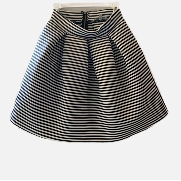 Charlotte Russe Dresses & Skirts - Charlotte Russe Black White Flare Skirt. Size small.